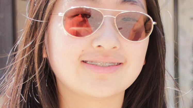 "Ich geh lieber raus ins Freibad und kühle mich im Wasser ab. Alternativ esse ich auch gerne ein Eis bei den hohen Temperaturen", erzählt Christina Pal. Dies sei das persönliche Mittel zur Abkühlung für die 15-Jährige. Foto: Lena Alt