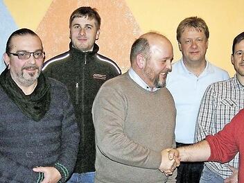 Glückwünsche zur Amtsübernahme sprach Bernd Seubert (Mitte) dem neuen Vorsitzenden Rüdiger Geiger aus. Dem Vorstand der Ortsgruppe Lichtenfels gehören an (von links): Marius Sinkel, Wolfgang Schubert, Sebastian Mager, Enrico Scherg und Gerd Lauterbach.  Foto: Klaus Oelzner