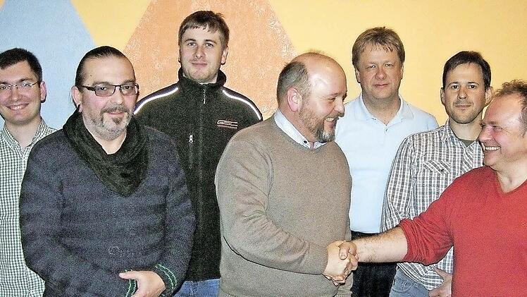 Glückwünsche zur Amtsübernahme sprach Bernd Seubert (Mitte) dem neuen Vorsitzenden Rüdiger Geiger aus. Dem Vorstand der Ortsgruppe Lichtenfels gehören an (von links): Marius Sinkel, Wolfgang Schubert, Sebastian Mager, Enrico Scherg und Gerd Lauterbach.  Foto: Klaus Oelzner