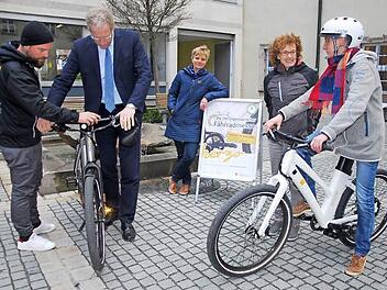 Sie bereiten sich vor auf die Fahrradmesse und weitere Aktionen (von links): Pedelec-Anbieter Dominic Wien (eflow), B&uuml;rgermeister German Hacker, Bettina Geier-Hildel (Stadtmarketing), Umweltbeauftragte Monika Preinl und Jana Dupke (Stadtmarketing).  Foto: Bernhard Panzer