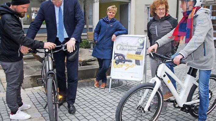 Sie bereiten sich vor auf die Fahrradmesse und weitere Aktionen (von links): Pedelec-Anbieter Dominic Wien (eflow), B&uuml;rgermeister German Hacker, Bettina Geier-Hildel (Stadtmarketing), Umweltbeauftragte Monika Preinl und Jana Dupke (Stadtmarketing).  Foto: Bernhard Panzer