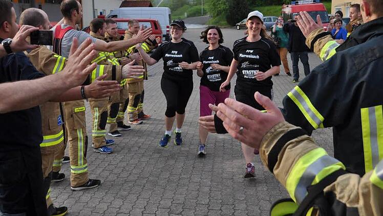 Die Pfarrweisacher Mädels Lisa Limpert, Meike Reich und Carolin Heusinger (von links) werden beim Zieleinlauf von den Läufern gefeiert.