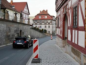 Die Gefahrenstelle vor dem Rathaus soll für Fußgänger auch nachts sichtbar sein. Verschiedene Maßnahmen kämen dafür infrage. Foto: Aandreas Welz