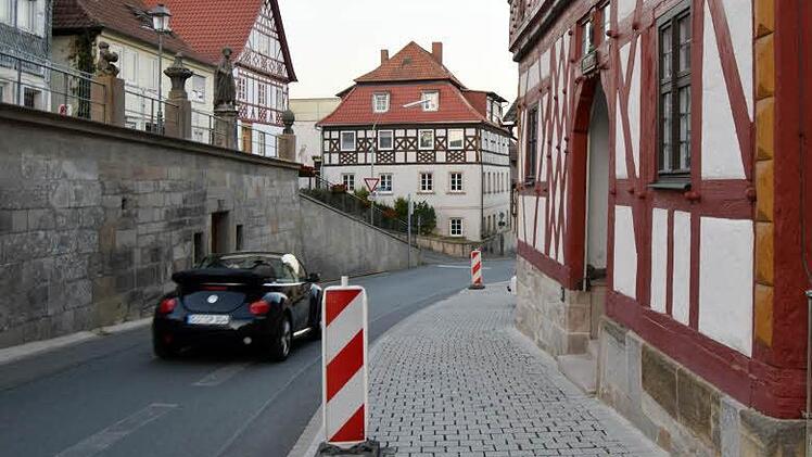 Die Gefahrenstelle vor dem Rathaus soll für Fußgänger auch nachts sichtbar sein. Verschiedene Maßnahmen kämen dafür infrage. Foto: Aandreas Welz