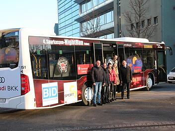 Sind zufrieden mit dem Erscheinungsbild des Nightrun-Busses (von links): Matthias Opel, Michael Klau (SD-Marketing), Jana Lindner-Okrusch (Sparkasse Coburg-Lichtenfels), Angelika Reng (SÜC), Timo Spät (Running Bros), Raimund Angermüller (Leiter Verkehrsbetrieb der SÜC Bus & Aquaria). Foto: Simone Bastian