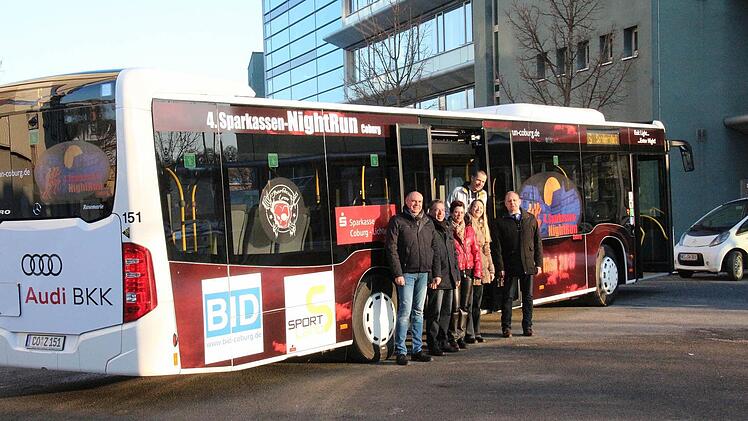 Sind zufrieden mit dem Erscheinungsbild des Nightrun-Busses (von links): Matthias Opel, Michael Klau (SD-Marketing), Jana Lindner-Okrusch (Sparkasse Coburg-Lichtenfels), Angelika Reng (SÜC), Timo Spät (Running Bros), Raimund Angermüller (Leiter Verkehrsbetrieb der SÜC Bus & Aquaria). Foto: Simone Bastian