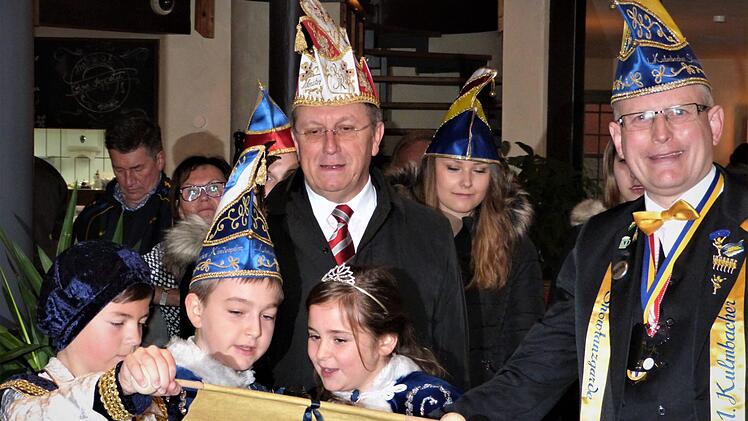 Die Antrittsrede von Prinz Jonas I. und Prinzessin Eva I.  -  mit Hofmarschall  Denis Hartmann  (links) - verfolgten r OB Henry Schramm und Präsident Bernd Neidhardt von der Kulmbacher Showtanzgarde.  Foto: Werner Reißaus