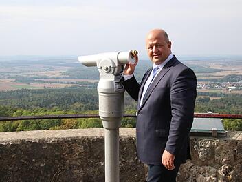 Den Feldherrenblick von der Giechburg aus auf den Landkreis genießt Holger Dremel auch mit seiner Familie in seiner Freizeit. Auf dem benachbarten Gügel hat er geheiratet und spielt selbst noch oft Orgel in der Wallfahrtskirche. Foto: Sebastian Schanz