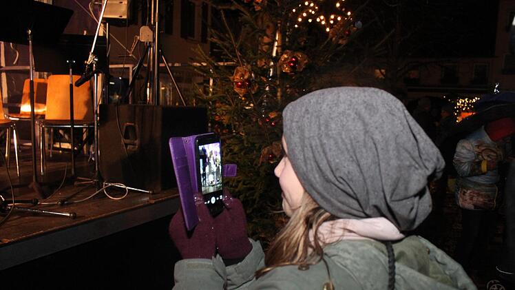 Lea nimmt den Auftritt der Freundin auf.  Foto: Carmen Schwind