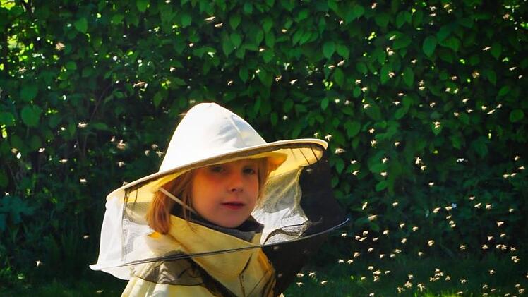 Ulla Trebes, umgeben von den ausschwärmenden Bienen ihrer Mutter Manuela, die als Imkerin  am Staffelberg acht Völker pflegt. Martin Trebes