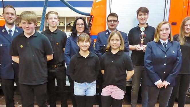Kommandant André Grothues (links) dankte der Jugendwartin Kristina Völk und ihrem Stellvertreter Max Konrad (hinten Mitte) für die Ausbildung der Anwärter. Elias Popp (mit Pokal) erhielt als Übungsbester den Wanderpokal.  Foto: Ingrid Kohles