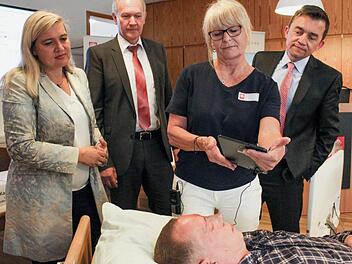 Fabiola Maier und Björn Müller vom Pflegeheim St. Elisabeth demonstrieren Ministerin Huml, dem Wunsiedeler Landrat Karl Döhler und Jens Korn die Videosprechstunde.  Foto: A. Deuerling