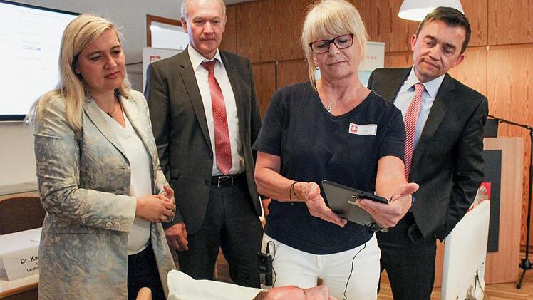 Fabiola Maier und Björn Müller vom Pflegeheim St. Elisabeth demonstrieren Ministerin Huml, dem Wunsiedeler Landrat Karl Döhler und Jens Korn die Videosprechstunde.  Foto: A. Deuerling