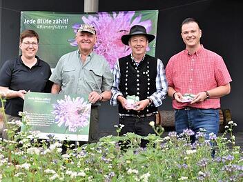 Auf die Umweltbildungsst&auml;tte Oberelsbach fliegen bald nicht nur bildungsinteressierte Sch&uuml;ler, Studen-ten und Erwachsene, sondern noch mehr Bienen und andere Bl&uuml;tenstaubboten. Im Eingangsbereich entstand eine Bl&uuml;h- und Futterfl&auml;che. Bei der Einweihung nahmen (von links) Birgit Erb, B&uuml;rgermeisterin von Oberelsbach, Landrat Thomas Habermann, Rh&ouml;nsch&auml;fer Josef Kolb und Bernd Fischer, Gesch&auml;ftsf&uuml;hrer der Bildungseinrichtung, gleich Anregungen f&uuml;r den heimischen Garten mit. Foto: Tonya Schulz