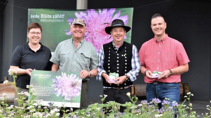 Auf die Umweltbildungsst&auml;tte Oberelsbach fliegen bald nicht nur bildungsinteressierte Sch&uuml;ler, Studen-ten und Erwachsene, sondern noch mehr Bienen und andere Bl&uuml;tenstaubboten. Im Eingangsbereich entstand eine Bl&uuml;h- und Futterfl&auml;che. Bei der Einweihung nahmen (von links) Birgit Erb, B&uuml;rgermeisterin von Oberelsbach, Landrat Thomas Habermann, Rh&ouml;nsch&auml;fer Josef Kolb und Bernd Fischer, Gesch&auml;ftsf&uuml;hrer der Bildungseinrichtung, gleich Anregungen f&uuml;r den heimischen Garten mit. Foto: Tonya Schulz