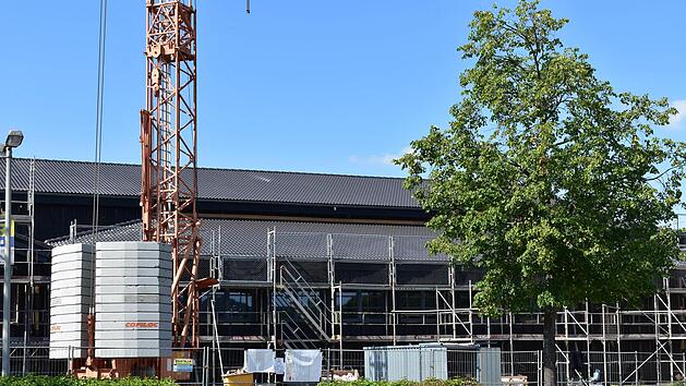 Die Sanierung der Lindelberghalle au&szlig;en ist fast fertig. Das Dach ist gedeckt. Foto: Petra Malbrich