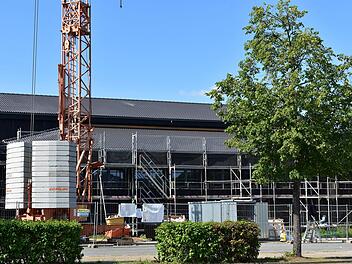 Die Sanierung der Lindelberghalle außen ist fast fertig. Das Dach ist gedeckt. Foto: Petra Malbrich