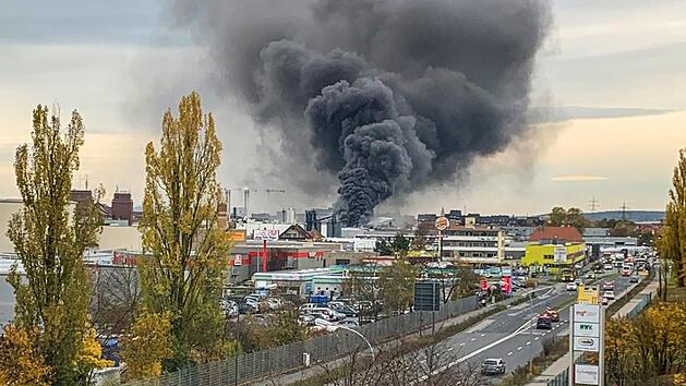 Eine dunkle Rauchsäule stieg vom Bosch-Werksgelände in Bamberg auf. Foto: Laura Gitter