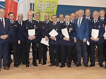 Die f&uuml;r 40 und 25 Jahre aktiven Dienst ausgezeichneten Feuerwehrleute mit ihren Kommandanten, B&uuml;rgermeister Klaus Homann (F&uuml;nfter von links), Kreisbrandrat Bernd Ziegmann (Siebter von links) und Landrat Johann Kalb (Neunter von rechts) Foto: LT