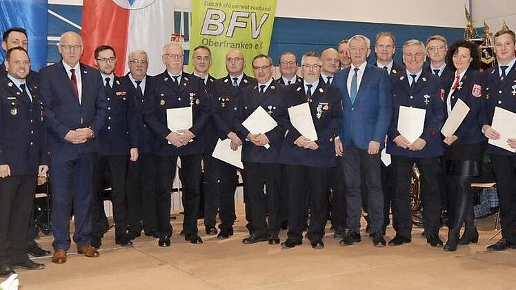 Die f&uuml;r 40 und 25 Jahre aktiven Dienst ausgezeichneten Feuerwehrleute mit ihren Kommandanten, B&uuml;rgermeister Klaus Homann (F&uuml;nfter von links), Kreisbrandrat Bernd Ziegmann (Siebter von links) und Landrat Johann Kalb (Neunter von rechts) Foto: LT