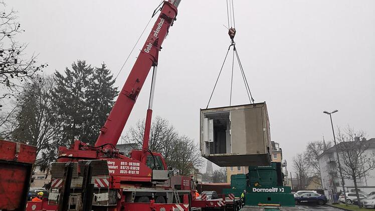 Die zwei je 26 Tonnen schweren Fertigteile der neuen WC-Anlage werden mit dem Lkw angeliefert. Foto: Frank Petzold