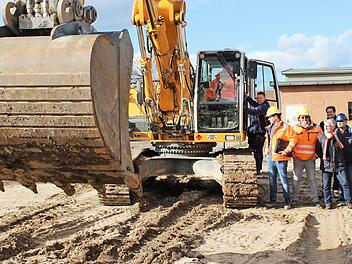 Vertreter der Stadt mit OB Andreas Starke an der Spitze (2. v. r.) informieren sich vor Ort über die Erschließungsmaßnahme.  Foto: Stadt Bamberg/Baureferat