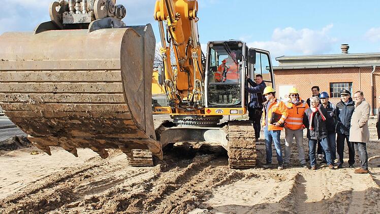 Vertreter der Stadt mit OB Andreas Starke an der Spitze (2. v. r.) informieren sich vor Ort über die Erschließungsmaßnahme.  Foto: Stadt Bamberg/Baureferat