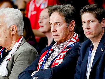 Hinter der Aussage von Aufsichtsratsvorsitzendem Michael Stoschek (Mitte) zu Elias Harris stehen neben den Aufsichtsratsmitgliedern Stefan Adam, Sandro Scharlibbe, Carl Steiner und Maximilian Stoschek auch der Präsident Norbert Sieben (links) und Geschäftsführer Arne Dirks (rechts). Foto: Archiv/Daniel Löb