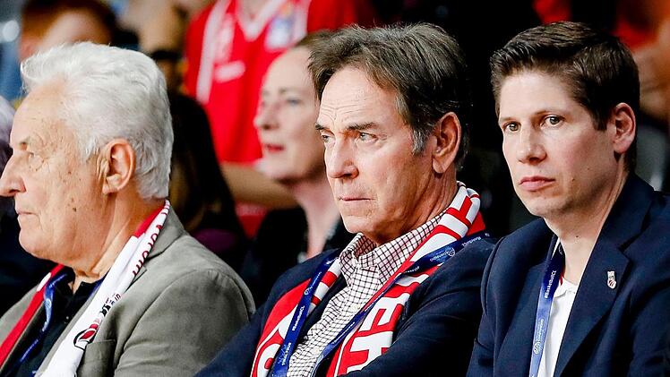 Hinter der Aussage von Aufsichtsratsvorsitzendem Michael Stoschek (Mitte) zu Elias Harris stehen neben den Aufsichtsratsmitgliedern Stefan Adam, Sandro Scharlibbe, Carl Steiner und Maximilian Stoschek auch der Präsident Norbert Sieben (links) und Geschäftsführer Arne Dirks (rechts). Foto: Archiv/Daniel Löb