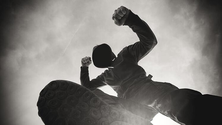 Auf einen am Boden liegenden 50-Jährigen sollen die drei Täter noch eingetreten haben. Symbolfoto: Bits and Splits/Adobe Stock