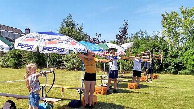 Teilnehmer der Sommerferienwoche erproben sich im Bogenschie&szlig;en. Foto: privat