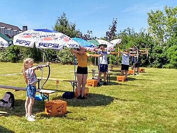 Teilnehmer der Sommerferienwoche erproben sich im Bogenschießen. Foto: privat