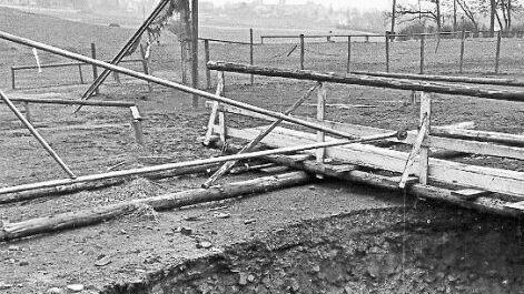 Die Einbruchstelle auf dem Maxschacht (linkes und oberes Bild) gab 1955 den Blick in die schaurige Tiefe frei. Im Bild unten die Steinkohlengrube im Jahr 1905. Unmittelbar hinter den Gebäuden entstand damals der Sportplatz. Fotos: Archiv Gerd Fleischmann