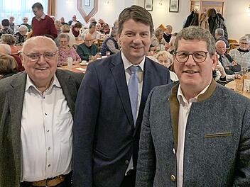 Stefan Köhler und Sandro Kirchner (von rechts) sprachen auf Einladung von Siegfried Erhard bei der Seniorenunion.