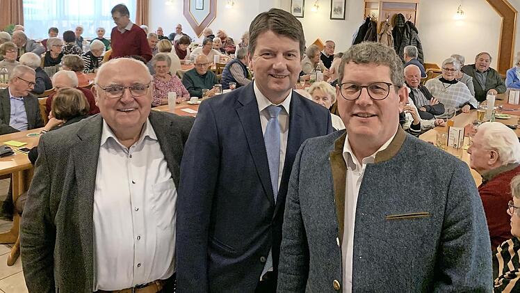 Stefan Köhler und Sandro Kirchner (von rechts) sprachen auf Einladung von Siegfried Erhard bei der Seniorenunion.