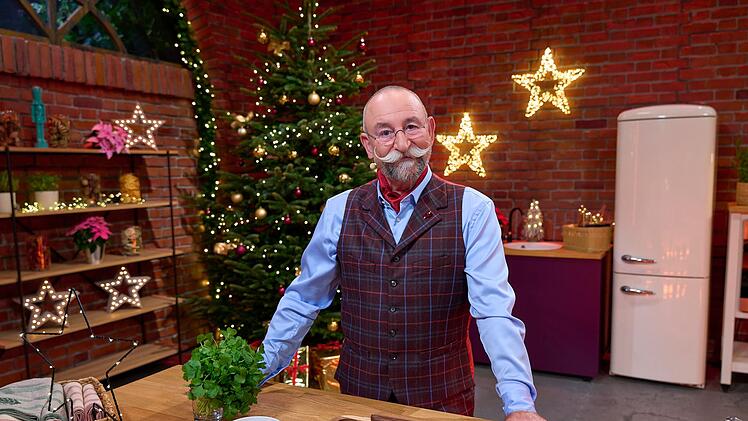 Gemeinsam mit seiner "Bares f&uuml;r Rares"-Familie feiert Horst Lichter im H&auml;ndlerraum Weihnachten.