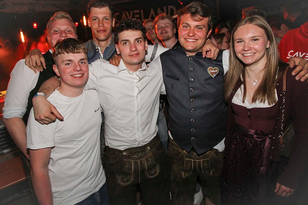 Dirndl vs. Lederhosen