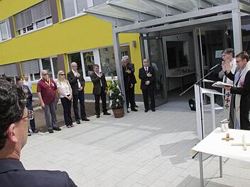 Die Pfarrer Martin Battert und Christian Muschler erteilten dem Gebäude den ökumenischen Segen.  Fotos: Hofbauer