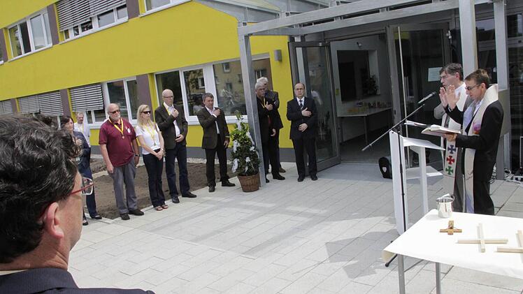Die Pfarrer Martin Battert und Christian Muschler erteilten dem Gebäude den ökumenischen Segen.  Fotos: Hofbauer