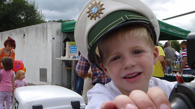Das Größte für Sebastian Burmann aus Kulmbach ist es, auf dem Polizeimotorrad sitzen zu dürfen - mit passender Mütze.  Fotos: Katharina Müller-Sanke
