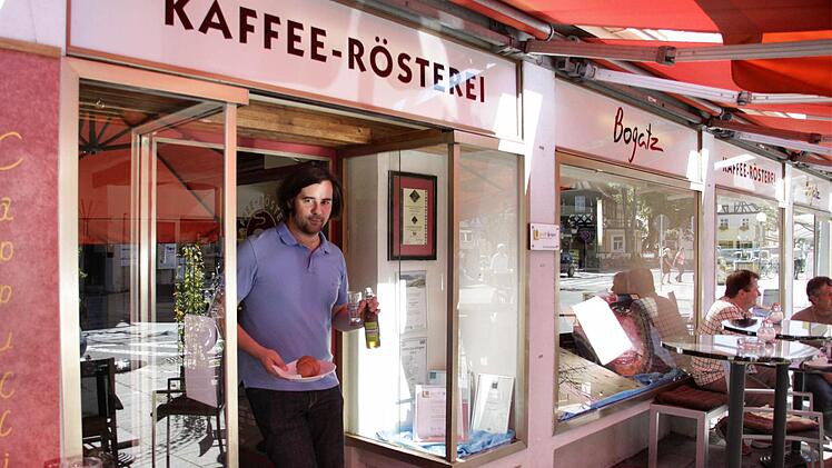 Kurze Pause vom Einkaufsbummel: Sebastian Körber im Café beim Croissant-und-Brause-Holen.