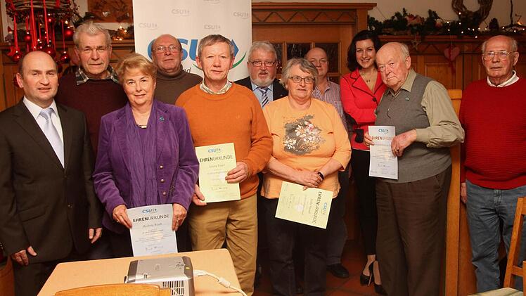 Diese Mitglieder wurden für ihre langjährige Treuer zur CSU ausgezeichnet; von links Vorsitzender Martin Wasser, Josef Zettelmeier, Hedi Kraft, Werner Hoch, Georg Engel, Wolfgang Trant, Edda Strauß, Josef Zehendneer, MdB Dorothee Bär, Friedrich Wilhelm von Rotenhan und Lothar Goldbach.