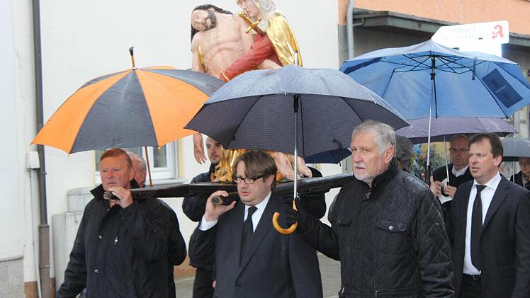 Gut beschirmt unter der Pieta: Jesus im Schoß seiner Mutter in der Karfreitagsprozession in Neunkirchen.