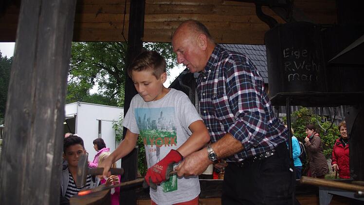 Cedric hilft dem Schmied Günter Wagner bei seinen Arbeiten.
