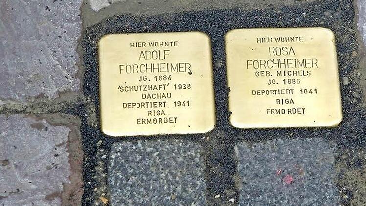 Die verlegten Stolpersteine f&uuml;r Rosa und Adolf Forchheimer Fotos: Emmerisch Huber