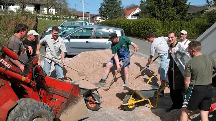 Im Vätereinsatz nimmt das Außengelände Gestalt an. Foto: Klaus Oelzner
