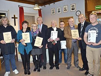 Hohe Ehrungen gab es beim ATSV Gehülz (von links). Günther Jüngling (Vorsitzender), Petra Engelhardt, Ellen Fiedler, Hans Simon (Stadtrat, Ehrenamtsbeauftragter), Georg Heckmann, Oliver Rauh, Bernd Graf, Karl H. Fick (BLSV-Kreisvorsitzender) und Tim Rosenbauer  Foto: Karl-Heinz Hofmann