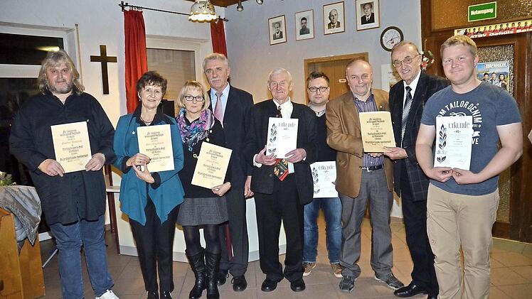 Hohe Ehrungen gab es beim ATSV Gehülz (von links). Günther Jüngling (Vorsitzender), Petra Engelhardt, Ellen Fiedler, Hans Simon (Stadtrat, Ehrenamtsbeauftragter), Georg Heckmann, Oliver Rauh, Bernd Graf, Karl H. Fick (BLSV-Kreisvorsitzender) und Tim Rosenbauer  Foto: Karl-Heinz Hofmann