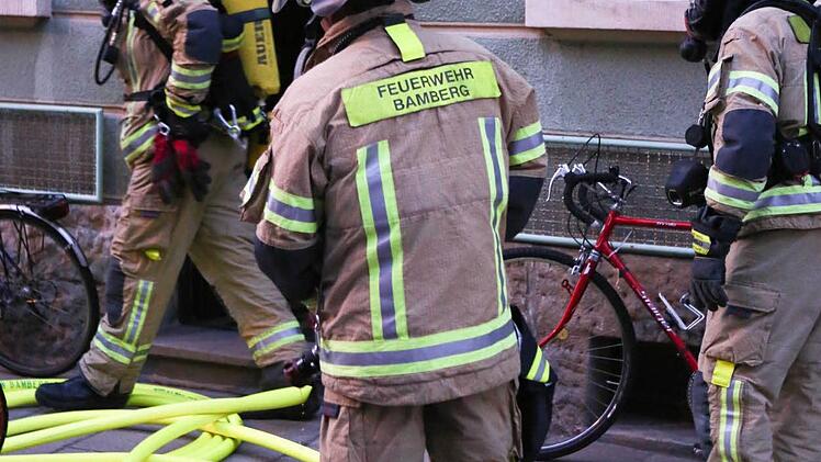 Mit 25 Einsatzkräften und fünf Fahrzeugen rückte die Feuerwehr aus, um einen brennenden Akku zu löschen. Foto: Harald Rieger