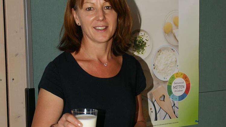 Zu einem Glas Milch und zur zahlreichen Teilnahme am Bildungsprogramm lud bei der Herbsttagung der Landfrauen Kreisbäuerin Cäcilie Werner ein.